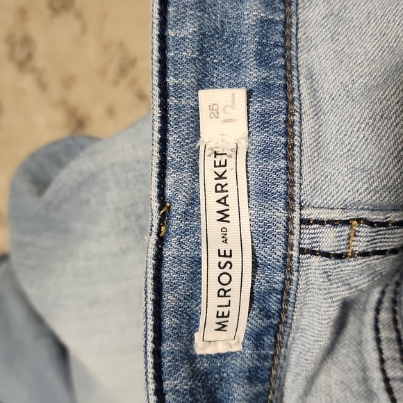 Melrose and Market Distressed Boyfriend Mid-rise Jeans Crop 25 Light Blue - Picture 4 of 5